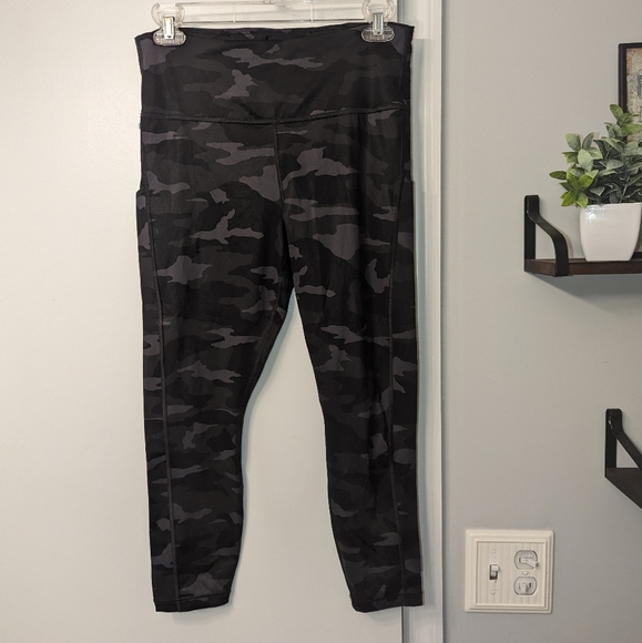 Athleta Pants - Athleta Camo Contender 7/8 Tight Black Camo
